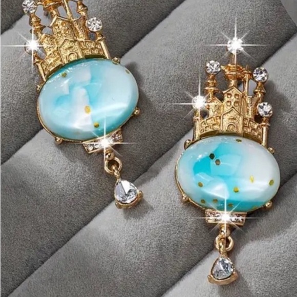 Jewelry - NWT‼️HP‼️ NIB UNIQUE CASTLE STUD EARRINGS